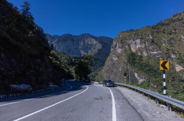 Himalaya, Himalaya dağlarının panoramik manzarası. Himalaya Dağları 'nın kışın Kedarnath Vadisi' ndeki manzarası.  