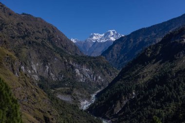Himalaya, Himalaya dağlarının panoramik manzarası. Himalaya Dağları 'nın kışın Kedarnath Vadisi' ndeki manzarası.  