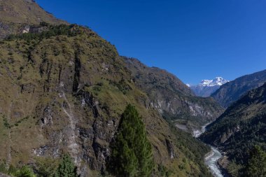 Himalaya, Himalaya dağlarının panoramik manzarası. Himalaya Dağları 'nın kışın Kedarnath Vadisi' ndeki manzarası.  