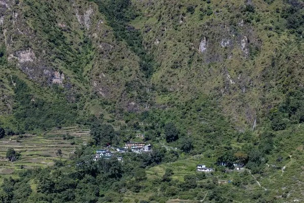 Himalaya, Himalaya dağlarının panoramik manzarası. Himalaya Dağları 'nın kışın Kedarnath Vadisi' ndeki manzarası.  