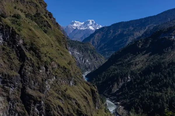 Himalaya, Himalaya dağlarının panoramik manzarası. Himalaya Dağları 'nın kışın Kedarnath Vadisi' ndeki manzarası.  