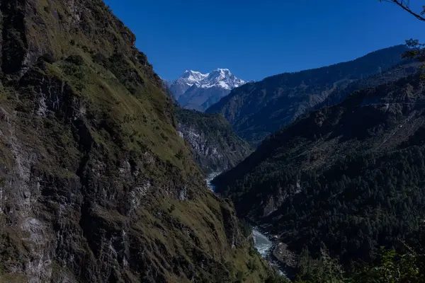 Himalaya, Himalaya dağlarının panoramik manzarası. Himalaya Dağları 'nın kışın Kedarnath Vadisi' ndeki manzarası.  