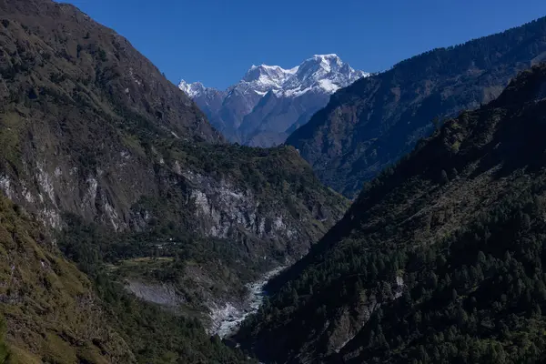 Himalaya, Himalaya dağlarının panoramik manzarası. Himalaya Dağları 'nın kışın Kedarnath Vadisi' ndeki manzarası.  