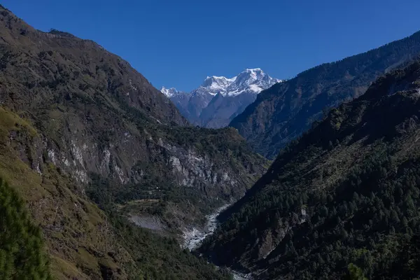 Himalaya, Himalaya dağlarının panoramik manzarası. Himalaya Dağları 'nın kışın Kedarnath Vadisi' ndeki manzarası.  