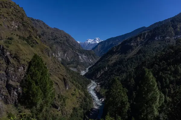 Himalaya, Himalaya dağlarının panoramik manzarası. Himalaya Dağları 'nın kışın Kedarnath Vadisi' ndeki manzarası.  