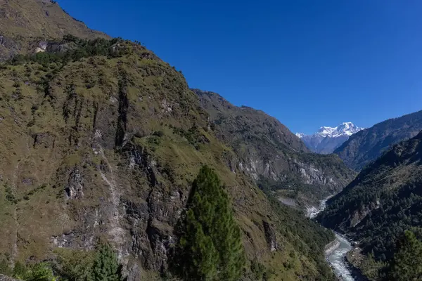 Himalaya, Himalaya dağlarının panoramik manzarası. Himalaya Dağları 'nın kışın Kedarnath Vadisi' ndeki manzarası.  