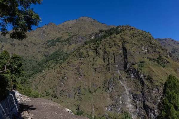 Himalaya, Himalaya dağlarının panoramik manzarası. Himalaya Dağları 'nın kışın Kedarnath Vadisi' ndeki manzarası.  