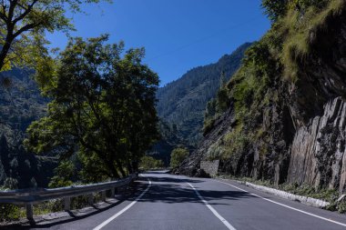 Himalaya, Himalaya dağlarının panoramik manzarası. Himalaya Dağları 'nın kışın Kedarnath Vadisi' ndeki manzarası.  