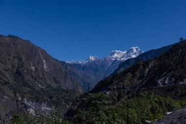 Himalaya, Himalaya dağlarının panoramik manzarası. Himalaya Dağları 'nın kışın Kedarnath Vadisi' ndeki manzarası.  