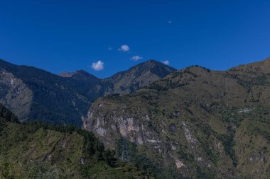 Himalaya, Himalaya dağlarının panoramik manzarası. Himalaya Dağları 'nın kışın Kedarnath Vadisi' ndeki manzarası.  
