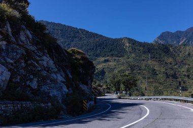 Himalaya, Himalaya dağlarının panoramik manzarası. Himalaya Dağları 'nın kışın Kedarnath Vadisi' ndeki manzarası.  