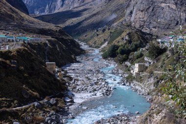 Himalaya, Himalaya dağının karla kaplı panoramik manzarası. Himalaya Dağları 'nın kışın Kedarnath Vadisi' ndeki manzarası.