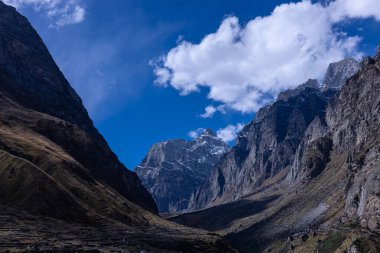 Himalaya, Himalaya dağının karla kaplı panoramik manzarası. Himalaya Dağları 'nın kışın Kedarnath Vadisi' ndeki manzarası.