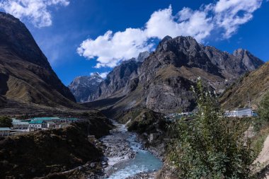Himalaya, Himalaya dağının karla kaplı panoramik manzarası. Himalaya Dağları 'nın kışın Kedarnath Vadisi' ndeki manzarası.