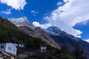Himalaya, Himalaya dağının karla kaplı panoramik manzarası. Himalaya Dağları 'nın kışın Kedarnath Vadisi' ndeki manzarası.