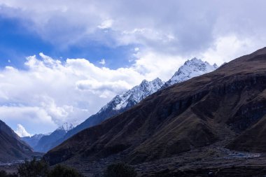 Himalaya, Himalaya dağının karla kaplı panoramik manzarası. Himalaya Dağları 'nın kışın Kedarnath Vadisi' ndeki manzarası.