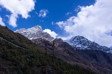 Himalaya, Himalaya dağının karla kaplı panoramik manzarası. Himalaya Dağları 'nın kışın Kedarnath Vadisi' ndeki manzarası.