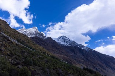 Himalaya, Himalaya dağının karla kaplı panoramik manzarası. Himalaya Dağları 'nın kışın Kedarnath Vadisi' ndeki manzarası.