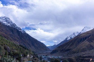 Himalaya, Himalaya dağının karla kaplı panoramik manzarası. Himalaya Dağları 'nın kışın Kedarnath Vadisi' ndeki manzarası.