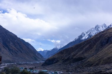 Himalaya, Himalaya dağının karla kaplı panoramik manzarası. Himalaya Dağları 'nın kışın Kedarnath Vadisi' ndeki manzarası.