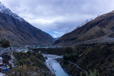 Himalaya, Himalaya dağının karla kaplı panoramik manzarası. Himalaya Dağları 'nın kışın Kedarnath Vadisi' ndeki manzarası.