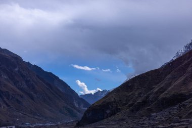Himalaya, Himalaya dağının karla kaplı panoramik manzarası. Himalaya Dağları 'nın kışın Kedarnath Vadisi' ndeki manzarası.