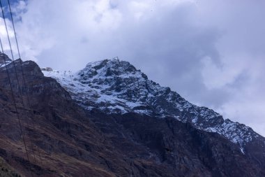 Himalaya, Himalaya dağının karla kaplı panoramik manzarası. Himalaya Dağları 'nın kışın Kedarnath Vadisi' ndeki manzarası.