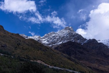 Himalaya, Himalaya dağının karla kaplı panoramik manzarası. Himalaya Dağları 'nın kışın Kedarnath Vadisi' ndeki manzarası.