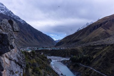 Himalaya, Himalaya dağının karla kaplı panoramik manzarası. Himalaya Dağları 'nın kışın Kedarnath Vadisi' ndeki manzarası.