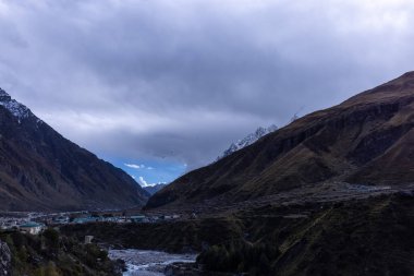 Himalaya, Himalaya dağının karla kaplı panoramik manzarası. Himalaya Dağları 'nın kışın Kedarnath Vadisi' ndeki manzarası.