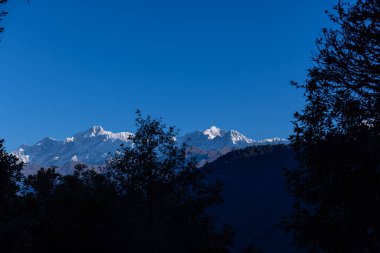 Himalaya, Himalaya dağlarının panoramik manzarası. Himalaya Dağları 'nın kışın Kedarnath Vadisi' ndeki manzarası.  