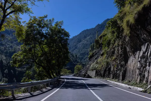 Himalaya, Himalaya dağlarının panoramik manzarası. Himalaya Dağları 'nın kışın Kedarnath Vadisi' ndeki manzarası.  