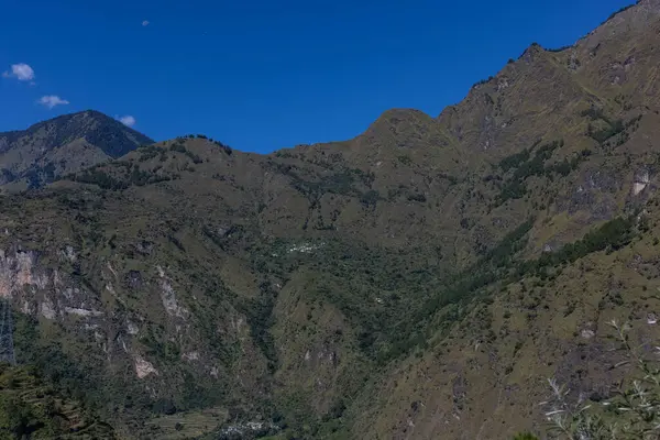 Himalaya, Himalaya dağlarının panoramik manzarası. Himalaya Dağları 'nın kışın Kedarnath Vadisi' ndeki manzarası.  