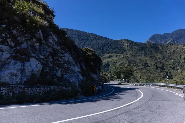 Himalaya, Himalaya dağlarının panoramik manzarası. Himalaya Dağları 'nın kışın Kedarnath Vadisi' ndeki manzarası.  
