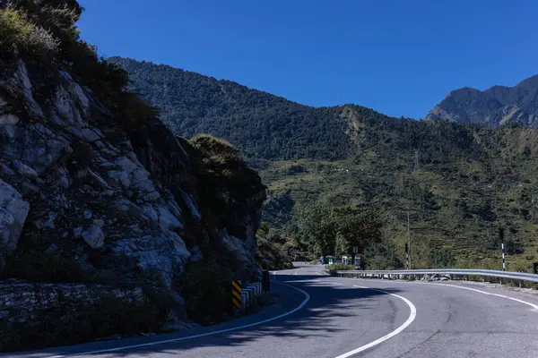 Himalaya, Himalaya dağlarının panoramik manzarası. Himalaya Dağları 'nın kışın Kedarnath Vadisi' ndeki manzarası.  