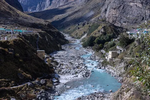 Himalaya, Himalaya dağının karla kaplı panoramik manzarası. Himalaya Dağları 'nın kışın Kedarnath Vadisi' ndeki manzarası.
