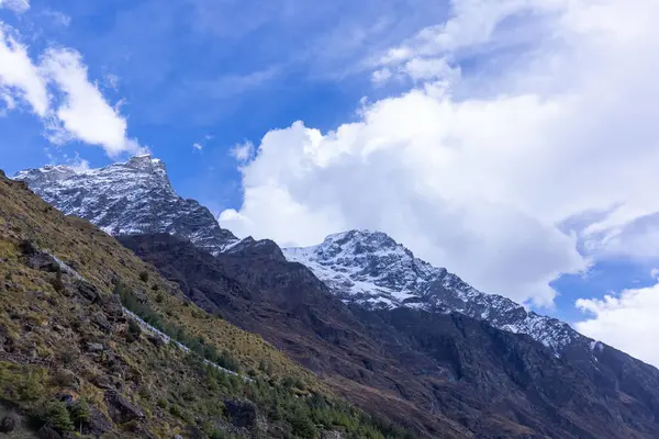 Himalaya, Himalaya dağının karla kaplı panoramik manzarası. Himalaya Dağları 'nın kışın Kedarnath Vadisi' ndeki manzarası.