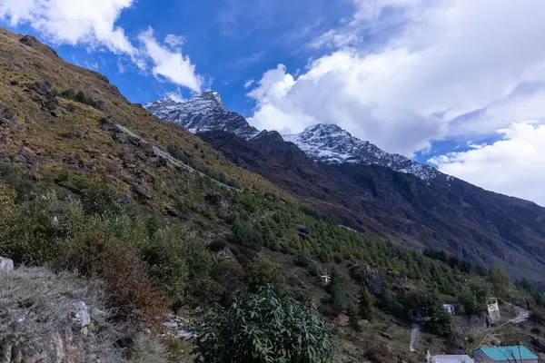 Himalaya, Himalaya dağının karla kaplı panoramik manzarası. Himalaya Dağları 'nın kışın Kedarnath Vadisi' ndeki manzarası.
