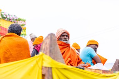 Prayagraj, Uttar Pradesh, Hindistan - 14 Ocak 2025: Mahakumbh, Mahakumbh, Kutsal Naga sadhu baba grubu.