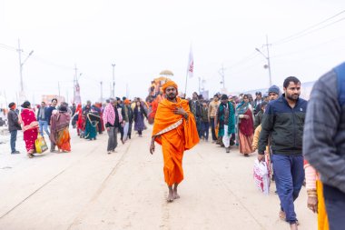 Prayagraj, Uttar Pradesh, Hindistan - 14 Ocak 2025: Mahakumbh, Mahakumbh, Kutsal Naga sadhu baba grubu.
