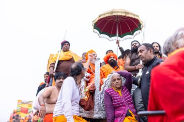 Prayagraj, Uttar Pradesh, Hindistan - 14 Ocak 2025: Mahakumbh, Mahakumbh, Kutsal Naga sadhu baba grubu.