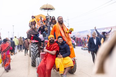 Prayagraj, Uttar Pradesh, Hindistan - 14 Ocak 2025: Mahakumbh, Mahakumbh, Kutsal Naga sadhu baba grubu.