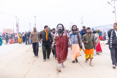 Prayagraj, Uttar Pradesh, Hindistan - 14 Ocak 2025: Mahakumbh, Mahakumbh, Kutsal Naga sadhu baba grubu.