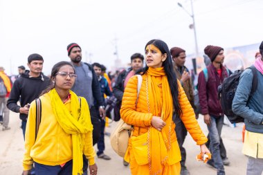 Prayagraj, Uttar Pradesh, Hindistan - 14 Ocak 2025: Mahakumbh, the group of holy women adotee walking on kumbh mela at å agraj post took the amrit snaan at sangam on makar sankranti.