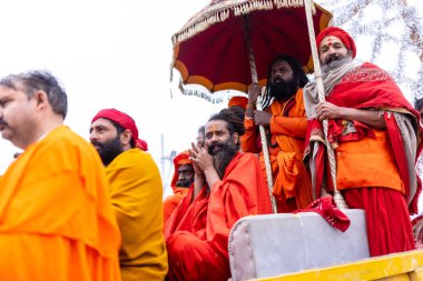 Prayagraj, Uttar Pradesh, Hindistan - 14 Ocak 2025: Mahakumbh, Mahakumbh, Kutsal Naga sadhu baba grubu.
