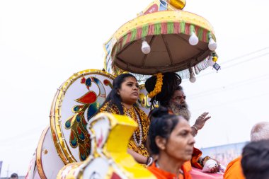 Prayagraj, Uttar Pradesh, Hindistan - 14 Ocak 2025: Mahakumbh, the group of holy women adotee walking on kumbh mela at å agraj post took the amrit snaan at sangam on makar sankranti.