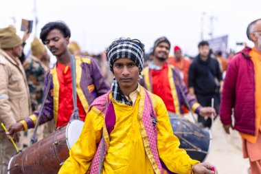 Prayagraj, Uttar Pradesh, Hindistan - 14 Ocak 2025: Mahakumbh, Mahakumbh, Kutsal Naga sadhu baba grubu.