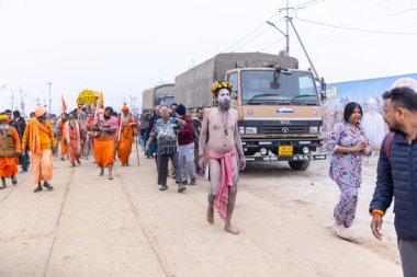 Prayagraj, Uttar Pradesh, Hindistan - 14 Ocak 2025: Mahakumbh, Mahakumbh, Kutsal Naga sadhu baba grubu.