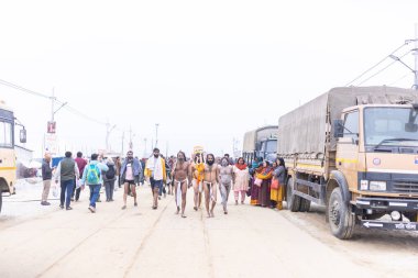Prayagraj, Uttar Pradesh, Hindistan - 14 Ocak 2025: Mahakumbh, Mahakumbh, Kutsal Naga sadhu baba grubu.