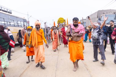 Prayagraj, Uttar Pradesh, Hindistan - 14 Ocak 2025: Mahakumbh, Mahakumbh, Kutsal Naga sadhu baba grubu.
